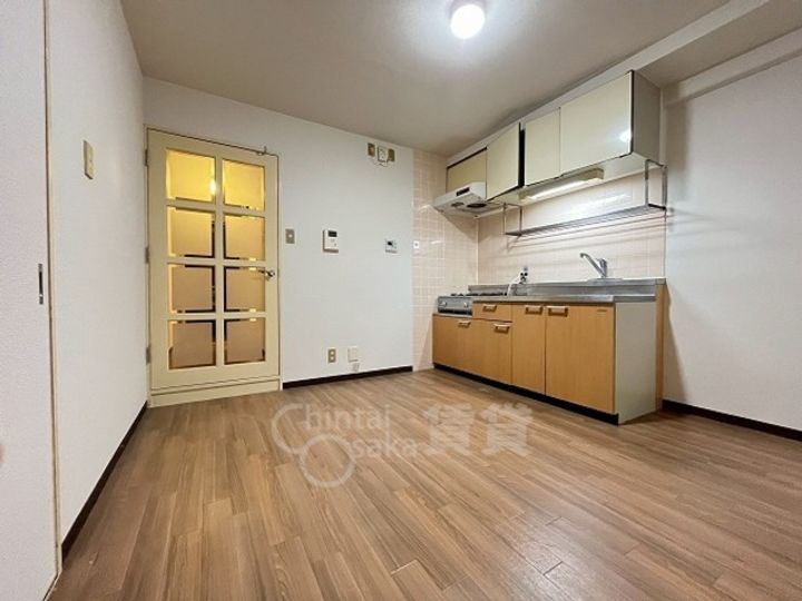 シュロス五月山1の居間