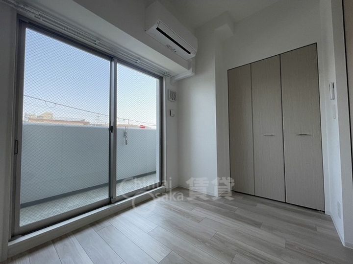 大阪府吹田市江坂町5丁目の賃貸マンションの居間