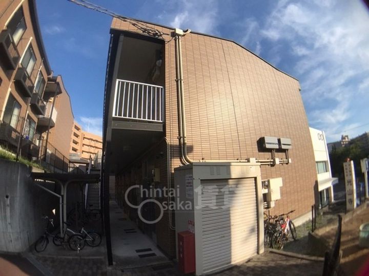 大阪府吹田市山田東1丁目の賃貸アパートの玄関