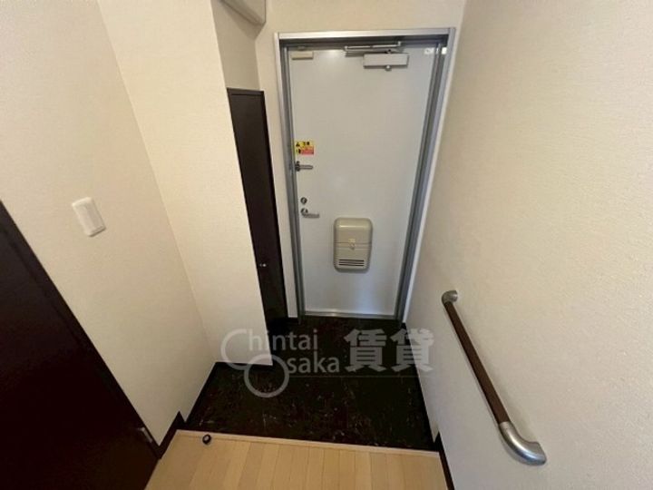 大阪府豊中市宝山町の賃貸アパートの玄関
