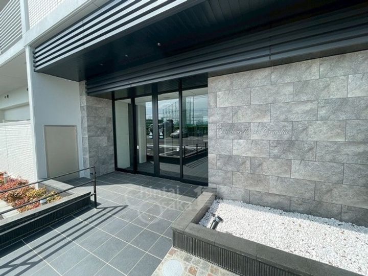 MAXIV CROS 江坂の玄関