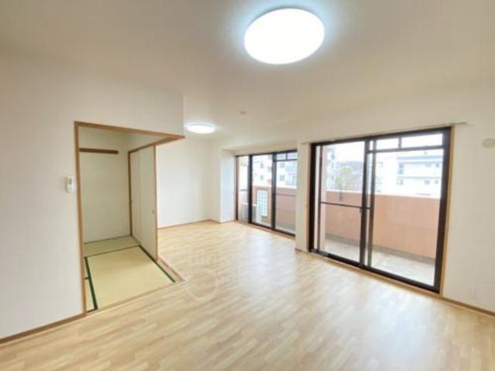 大阪府豊中市北緑丘2丁目の賃貸マンションの居間