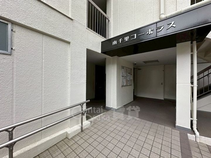 大阪府吹田市千里山竹園2丁目の賃貸マンションの玄関