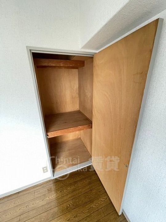 大阪府茨木市南春日丘7丁目の賃貸マンションの内装