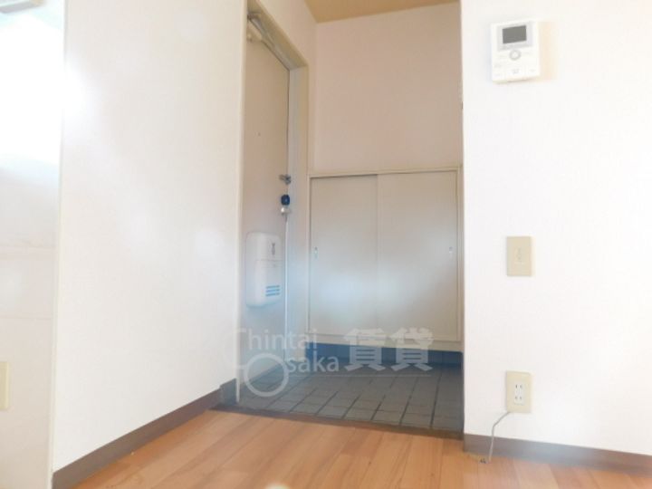 兵庫県川西市新田2丁目の賃貸マンションの玄関