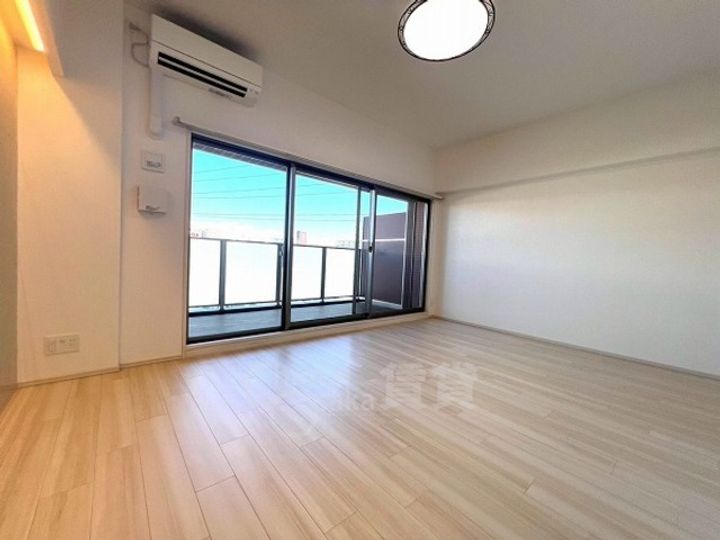 大阪府大阪市淀川区新高2丁目の賃貸マンションの居間