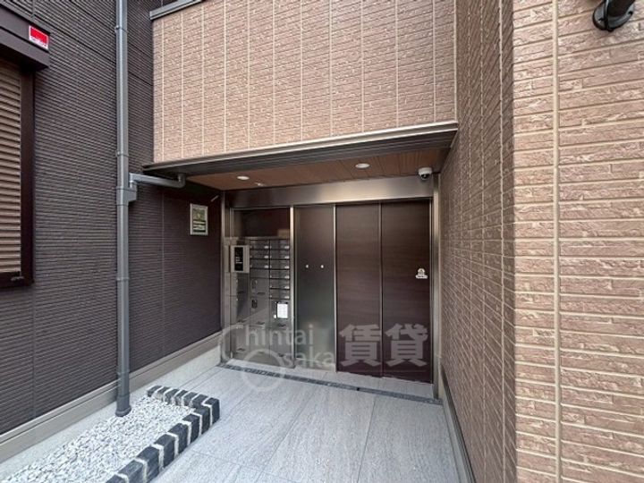 大阪府吹田市山田東4丁目の賃貸アパートの玄関