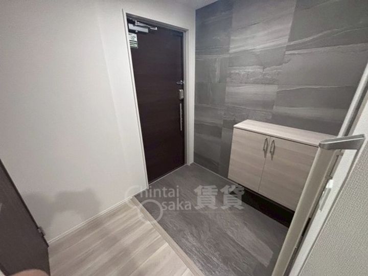 大阪府吹田市山田東4丁目の賃貸アパートの玄関