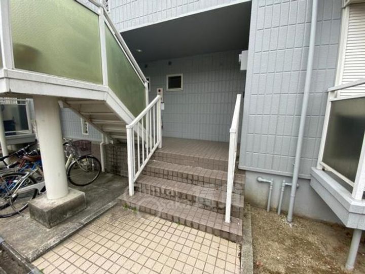 コートベルデュールB棟の玄関