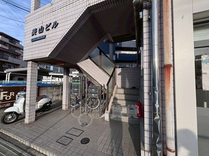 美山ビルの玄関