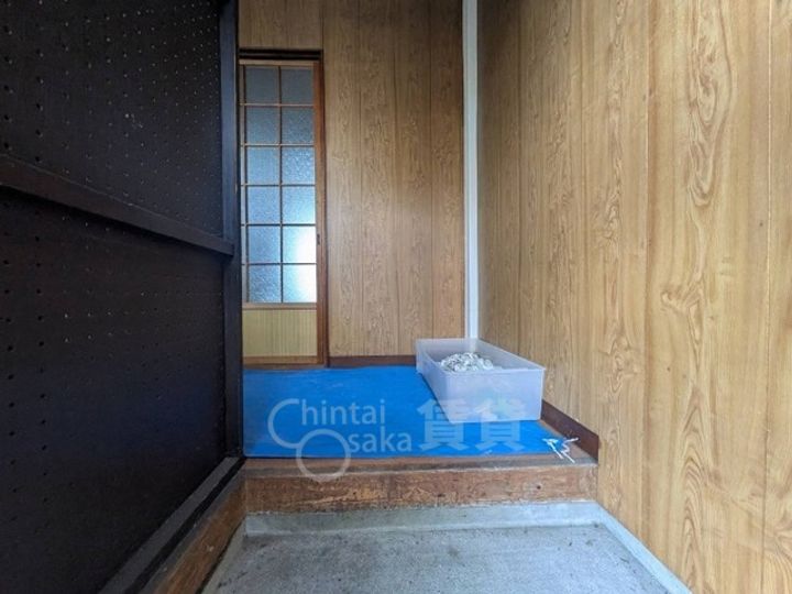 大阪府茨木市駅前4丁目の賃貸マンションの玄関