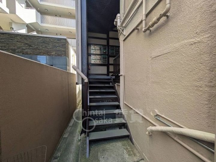 大阪府茨木市駅前4丁目の賃貸マンションの玄関