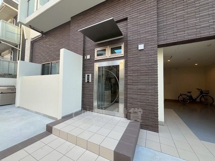 大阪府池田市石橋1丁目の賃貸マンションの玄関