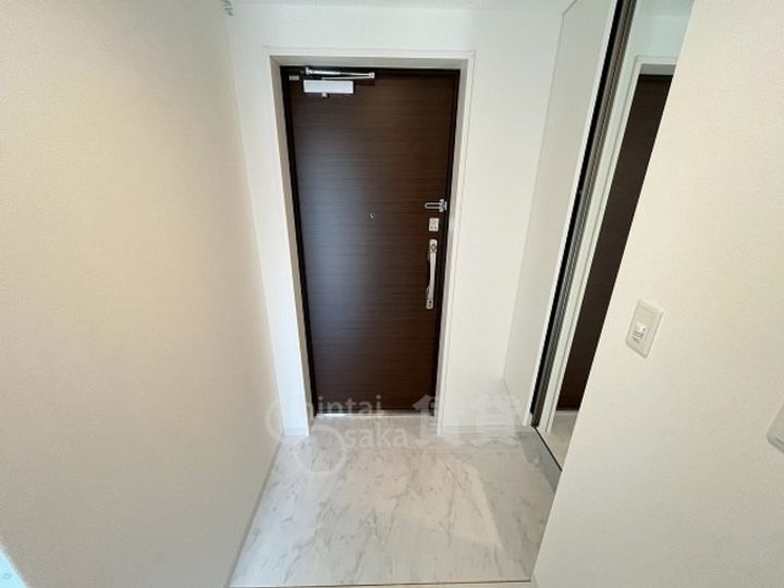 大阪府池田市石橋1丁目の賃貸マンションの玄関