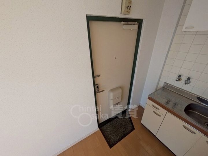 大阪府摂津市正雀本町1丁目の賃貸マンションの玄関