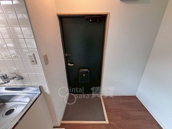 大阪府摂津市正雀本町1丁目の賃貸マンションの玄関