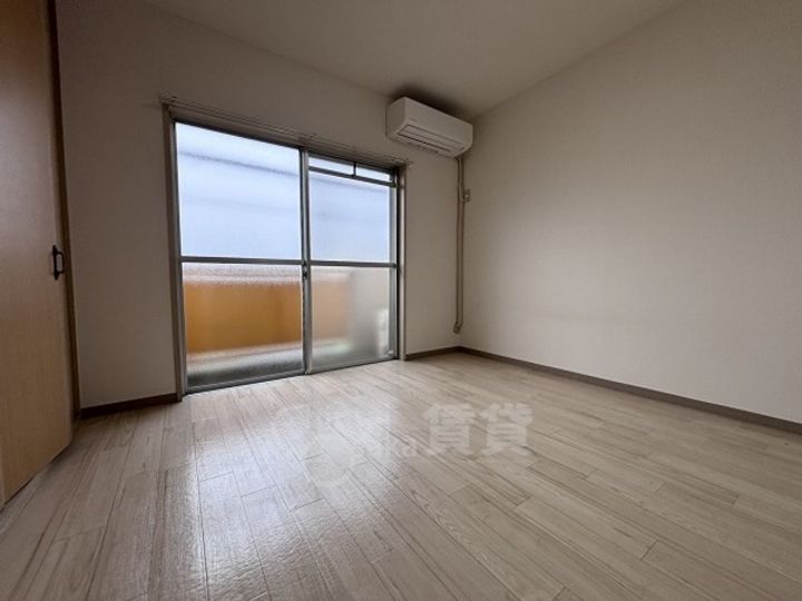 大阪府茨木市橋の内1丁目の賃貸マンションの居間