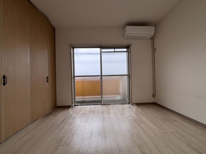 大阪府茨木市橋の内1丁目の賃貸マンションの居間