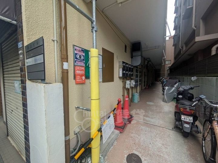福山ビルの玄関
