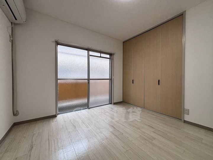 大阪府茨木市橋の内1丁目の賃貸マンションの居間