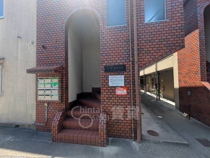 大阪府茨木市中総持寺町の賃貸アパートの玄関