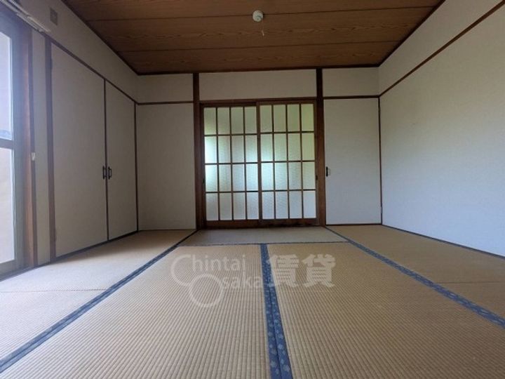 大阪府茨木市中総持寺町の賃貸アパートの居間