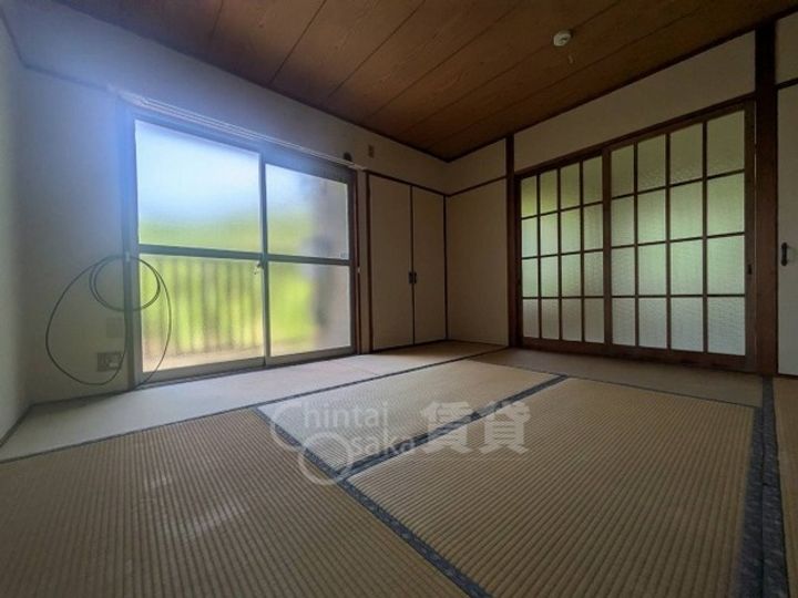 大阪府茨木市中総持寺町の賃貸アパートの居間