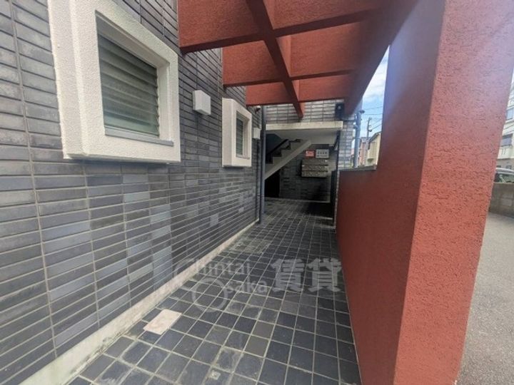 大阪府摂津市三島3丁目の賃貸マンションの玄関