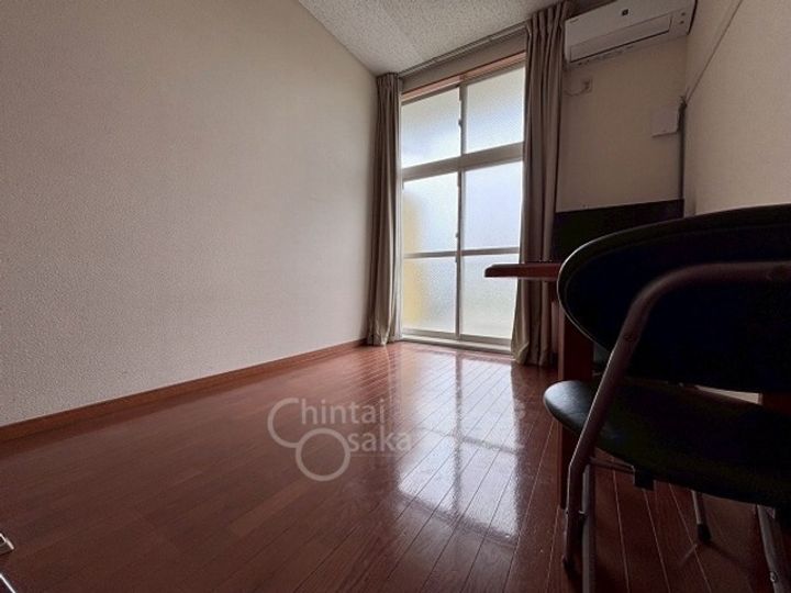 大阪府摂津市鶴野4丁目の賃貸マンションの居間