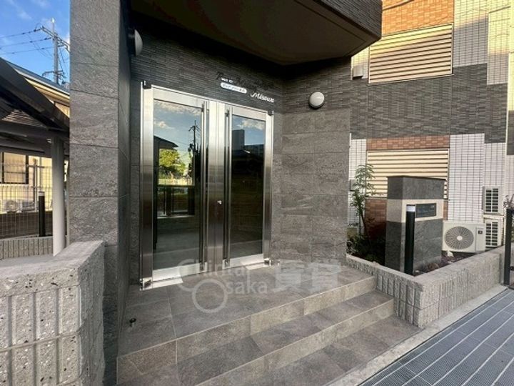 大阪府茨木市東奈良2丁目の賃貸マンションの玄関