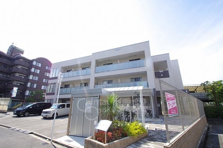 ラ・ジュネスSENRIの玄関