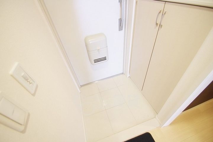 ラ・ジュネスSENRIの玄関