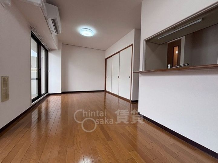 大阪府茨木市東太田3丁目の賃貸マンションの居間