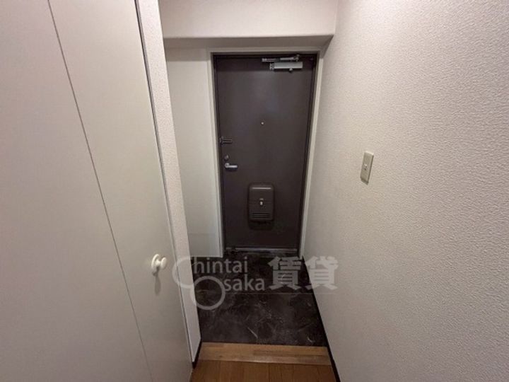 大阪府茨木市東太田3丁目の賃貸マンションの玄関