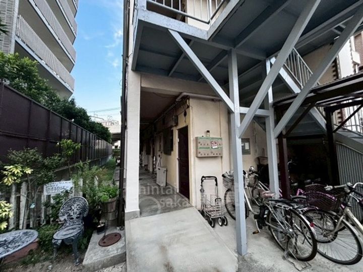 大阪府豊中市曽根西町3丁目の賃貸マンションの玄関