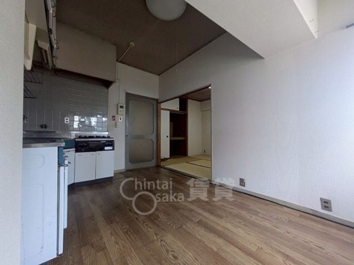 大阪府茨木市西駅前町の賃貸マンションの居間