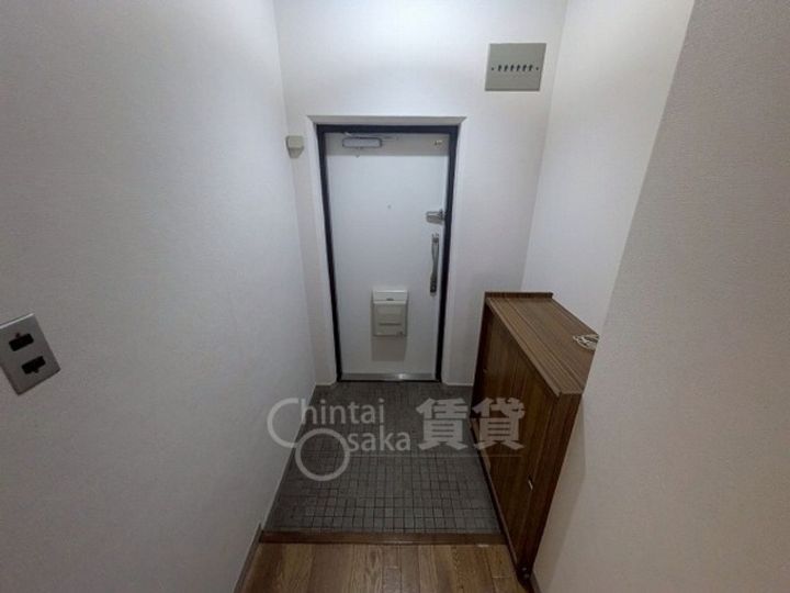 大阪府茨木市西駅前町の賃貸マンションの玄関