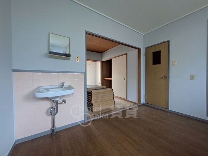 大阪府茨木市上中条2丁目の賃貸アパートの居間