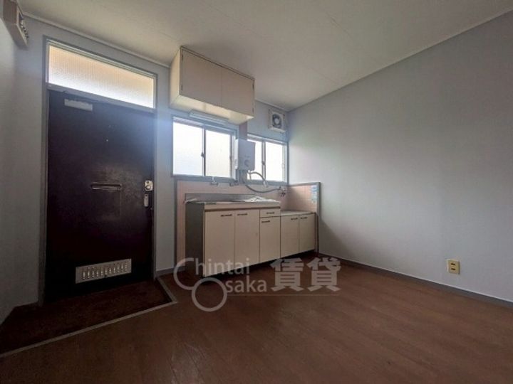 大阪府茨木市上中条2丁目の賃貸アパートの居間