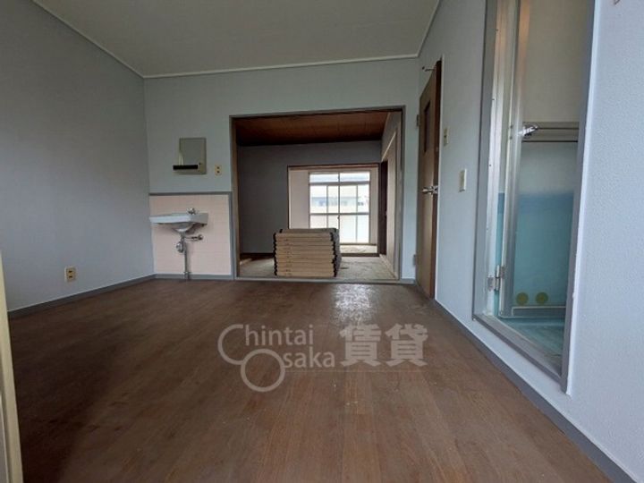 大阪府茨木市上中条2丁目の賃貸アパートの居間
