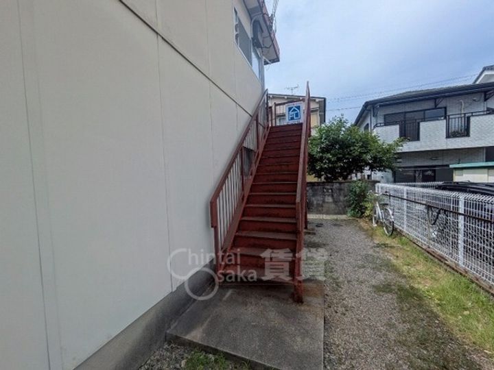 大阪府茨木市上中条2丁目の賃貸アパートの玄関