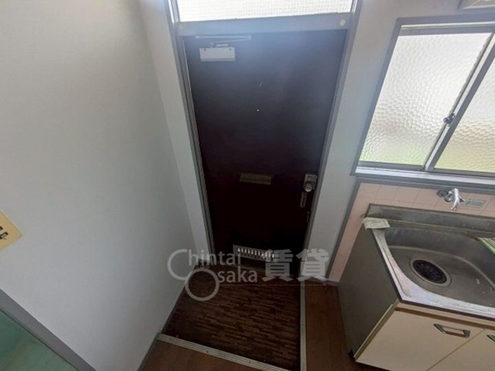 大阪府茨木市上中条2丁目の賃貸アパートの玄関