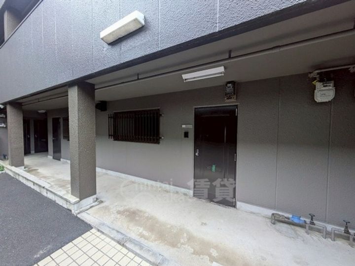 大阪府茨木市真砂1丁目の賃貸マンションの玄関