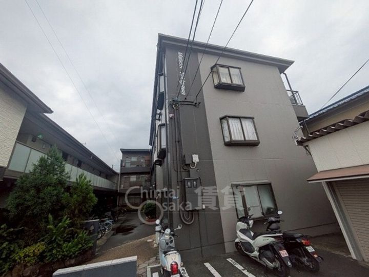 大阪府茨木市真砂1丁目の賃貸マンションの外観