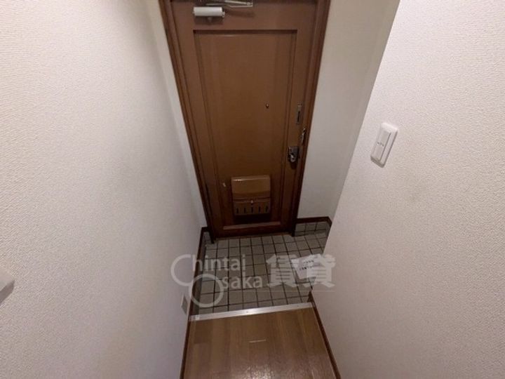 大阪府茨木市真砂1丁目の賃貸マンションの玄関
