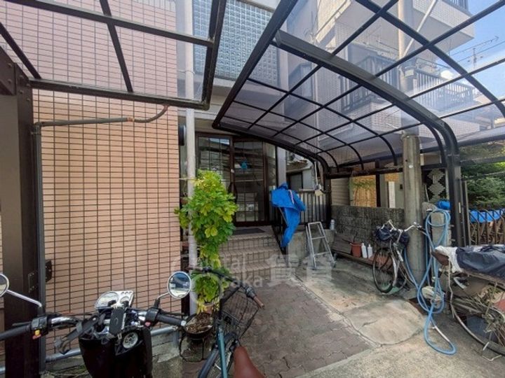 大阪府茨木市星見町の賃貸マンションの玄関