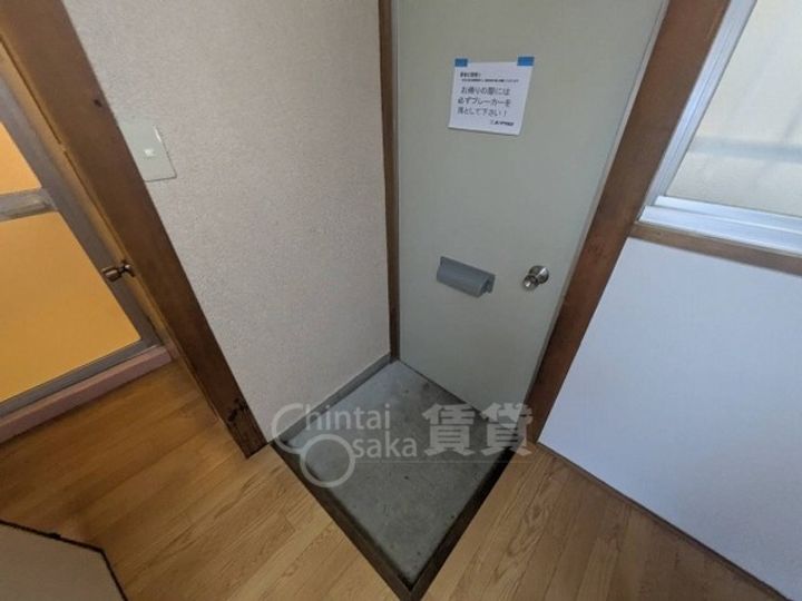 大阪府茨木市沢良宜西2丁目の賃貸アパートの玄関