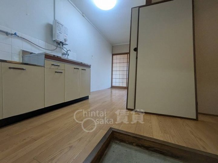 大阪府茨木市沢良宜西2丁目の賃貸アパートの玄関