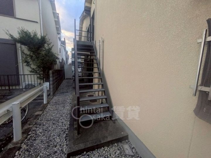 大阪府茨木市沢良宜西2丁目の賃貸アパートの玄関