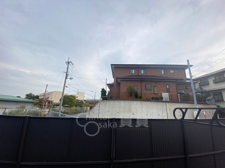 スカイヒルズの周辺